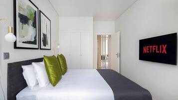 Iron/ironing board, travel crib, WiFi, bed sheets
