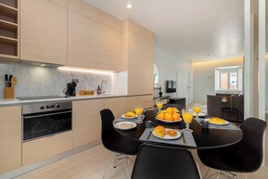 Réfrigérateur, four à micro-ondes, un four, surface de cuisson