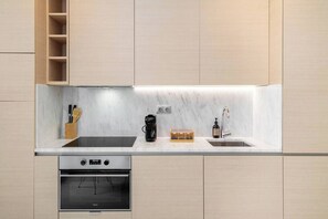 Frigorífico, microondas, horno y placa de cocina