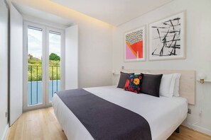 Tabla de planchar con plancha, cuna de viaje, wifi y ropa de cama