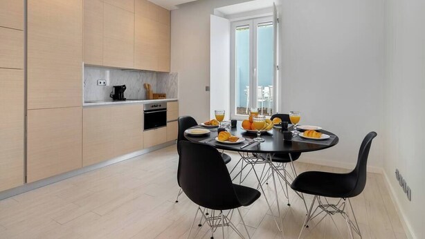 A modern kitchen with a dining area. - Lisbon Prime Aparts - BeatoHub (Lisboa)
