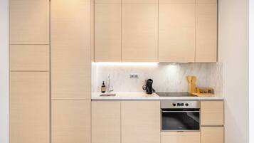 Réfrigérateur, micro-ondes, four, plaque de cuisson