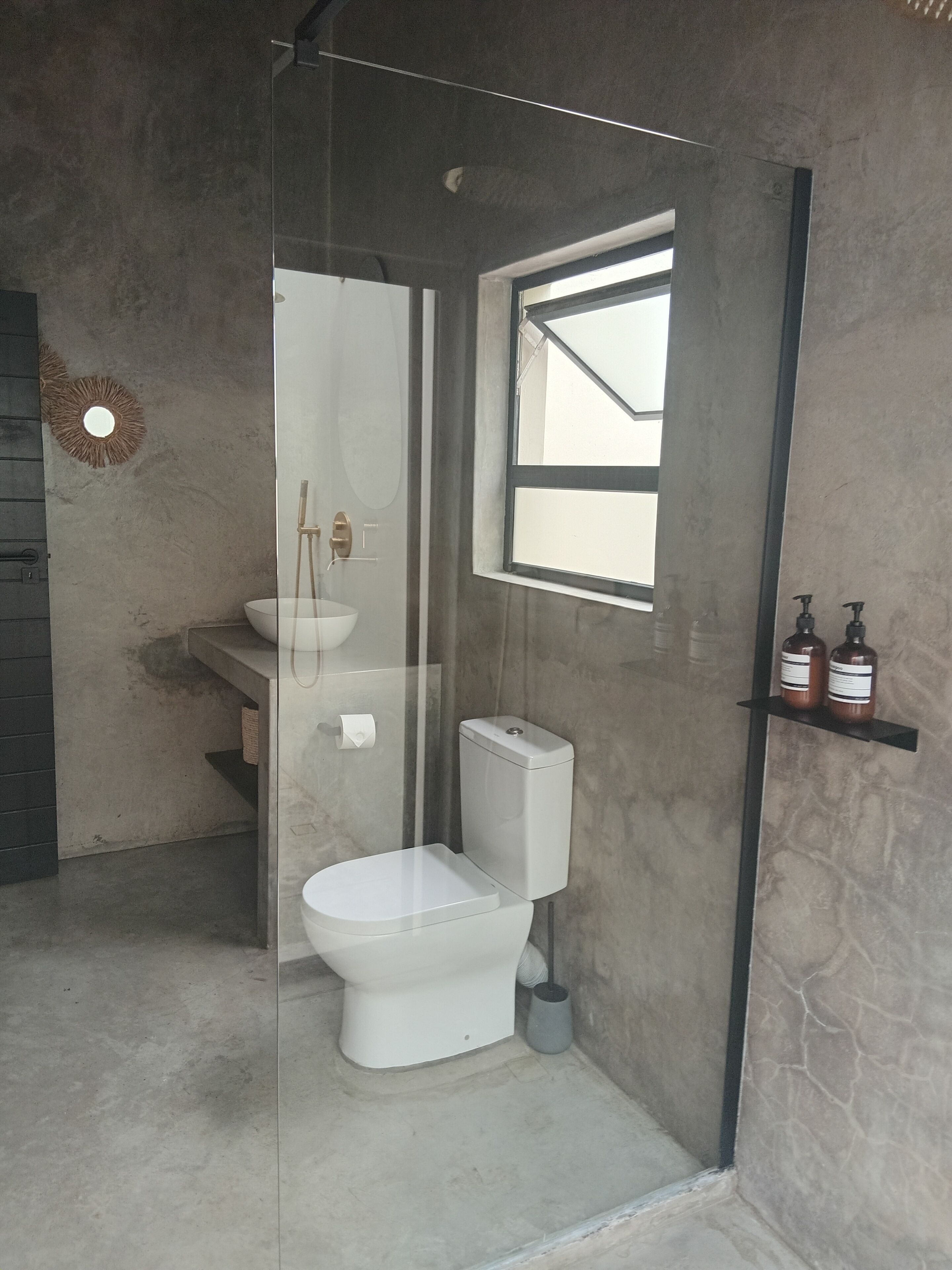 Tienda de campaña Premium | Baño | Regadera, secadora de cabello, toallas, jabón 