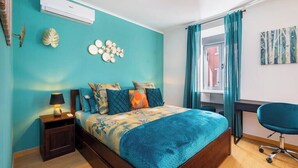 Ein Schlafzimmer mit einem Bett, einem Schreibtisch und einem Stuhl.