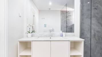 Douche, sĂšche-cheveux