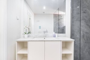 Douche, sèche-cheveux