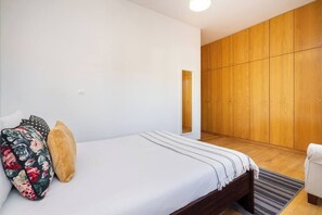 Iron/ironing board, travel crib, WiFi, bed sheets