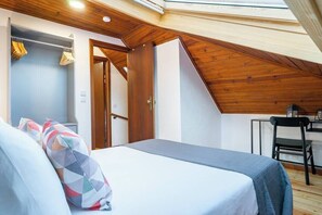 2 bedrooms, iron/ironing board, WiFi, bed sheets - Cozy Duplex in Typical Alfama (Lisboa)