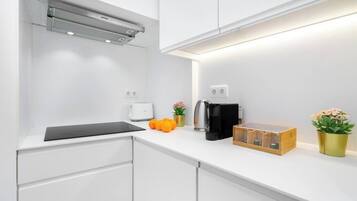 KĂŒhlschrank, Mikrowelle, Ofen, Herdplatte