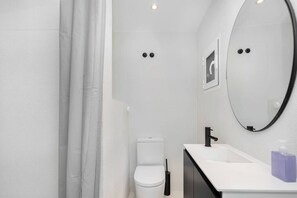 Shower, hair dryer - Cozy Alfama Apartment Near Fado & Historic Sights (Lisboa)