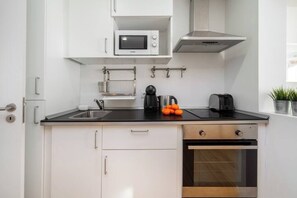 ثلاجة، ميكروويف، فرن، موقد طهي مسطح