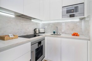 Kühlschrank, Mikrowelle, Ofen, Herdplatte