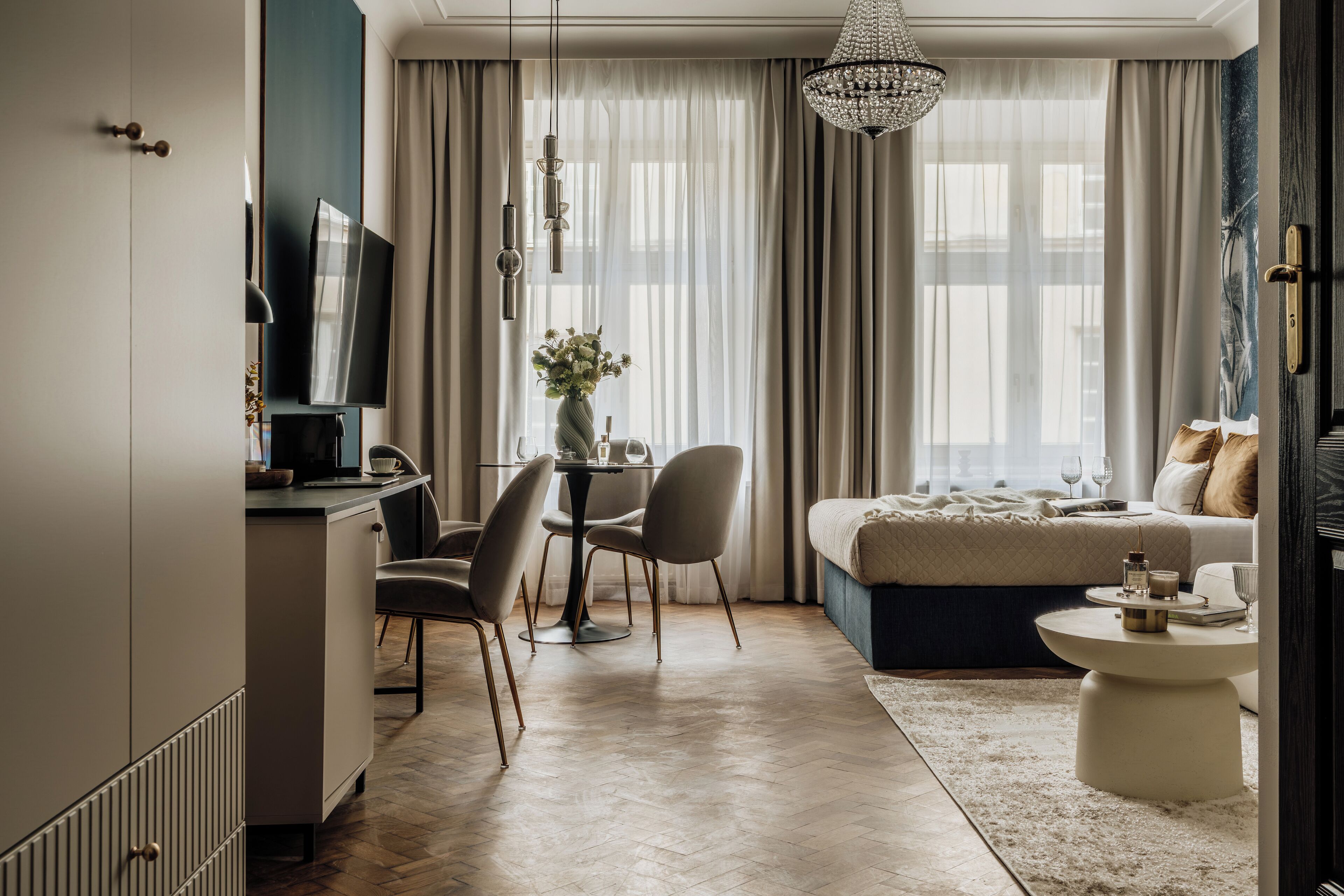 Habitación Confort, vista a la ciudad | Escritorio y espacio para trabajar con laptop 