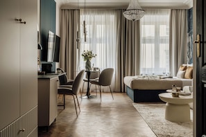 Habitación Confort, vista a la ciudad | Escritorio y espacio para trabajar con laptop