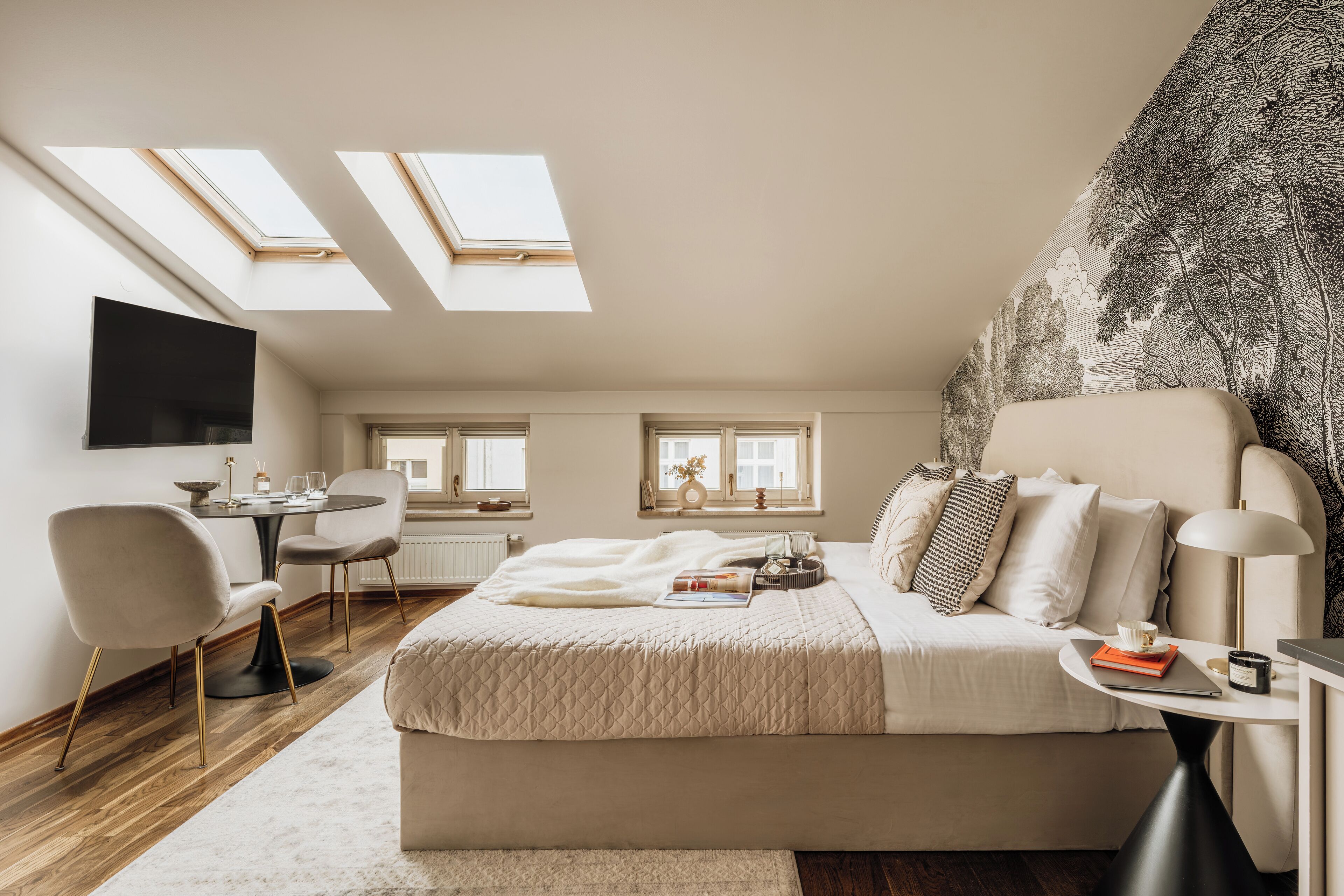 Escritorio y espacio para trabajar con laptop 