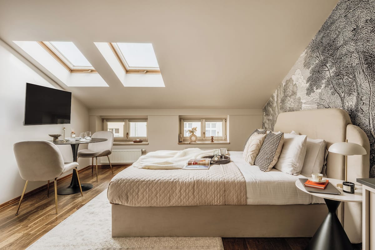 Escritorio y espacio para trabajar con laptop