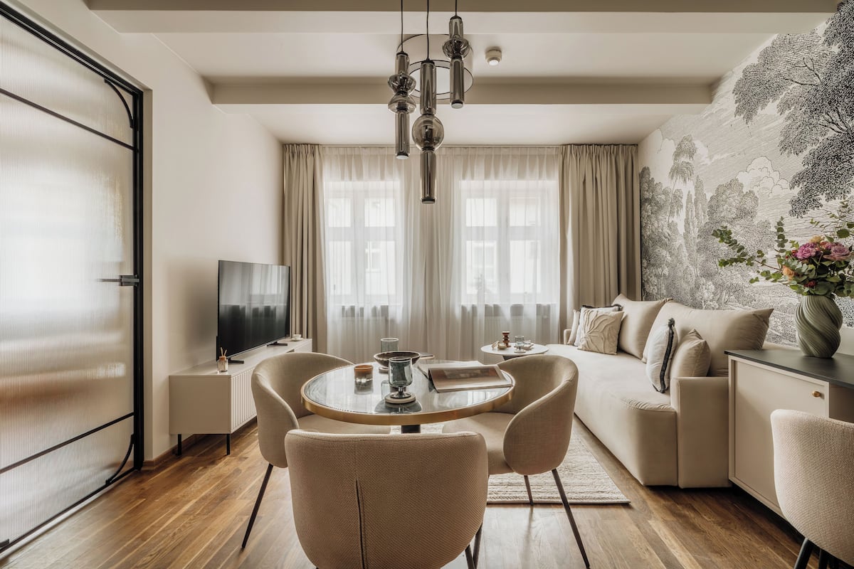 Habitación estándar, vista al patio | Escritorio y espacio para trabajar con laptop