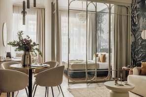 Habitación familiar, vista a la ciudad | Servicio a la habitación