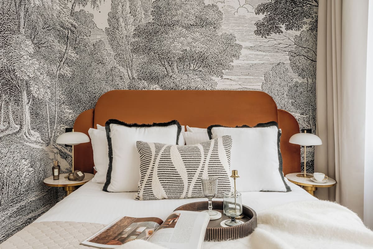 Habitación clásica, vista al patio | Escritorio y espacio para trabajar con laptop