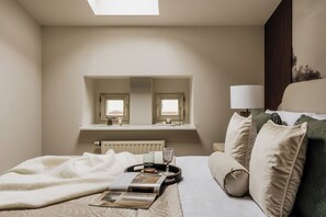 Family Apartment | Desk, laptop workspace, iron/ironing board, free WiFi