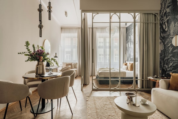 Habitación familiar, vista a la ciudad | Área de sala de estar