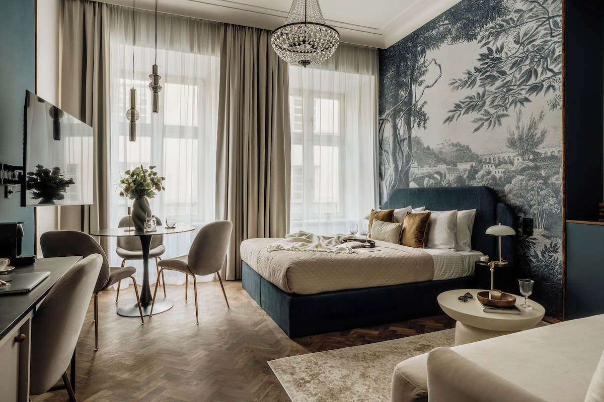 Habitación Confort, vista a la ciudad | Escritorio y espacio para trabajar con laptop