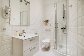 Family Apartment | Bathroom | Free toiletries, hair dryer, towels, soap