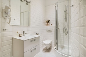 Family Apartment | Bathroom | Free toiletries, hair dryer, towels, soap