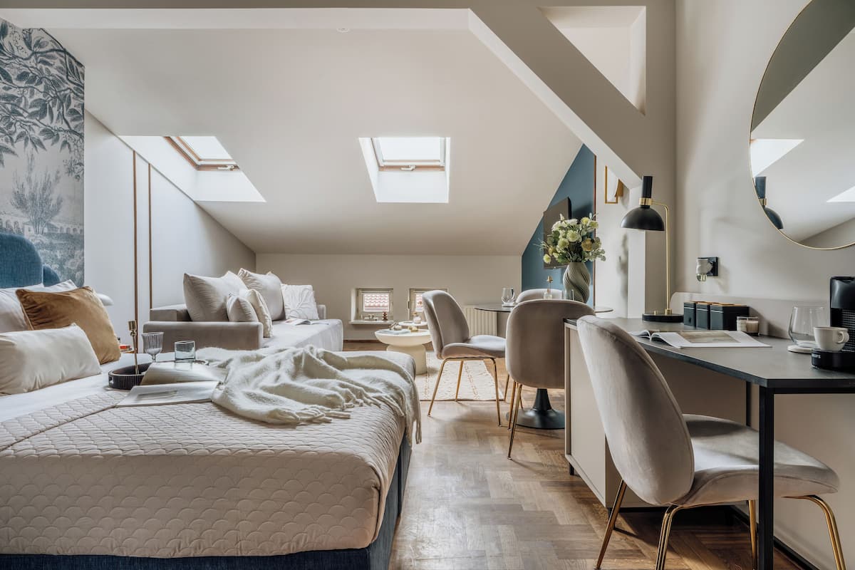 Habitación clásica, vista a la ciudad | Escritorio y espacio para trabajar con laptop