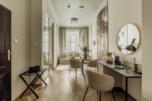 Comfort Room, City View | Living area
