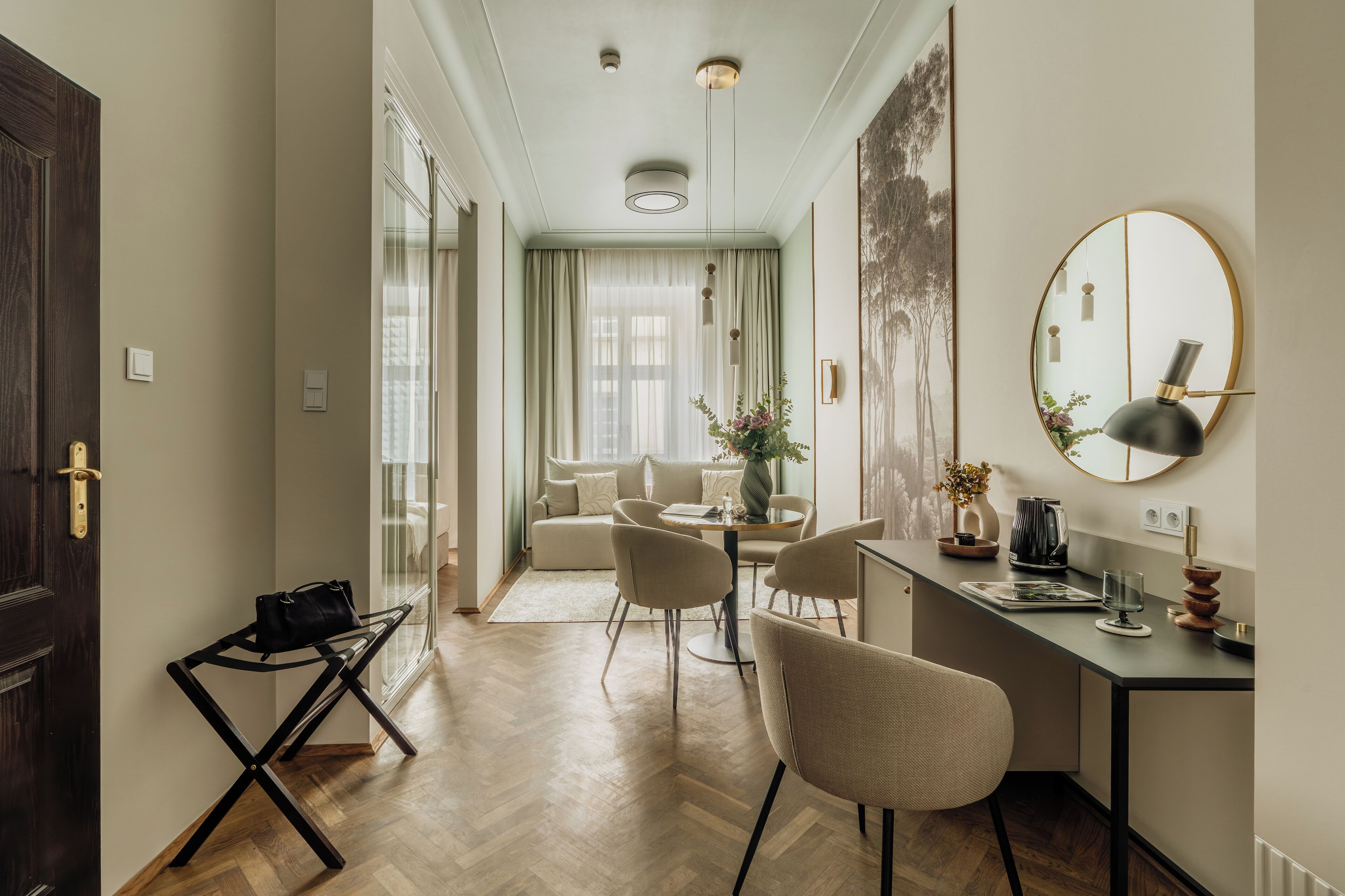 Escritorio y espacio para trabajar con laptop 