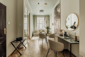 Habitación de diseñador | Escritorio y espacio para trabajar con laptop