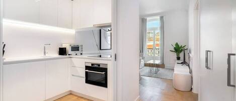 Frigorifero, microonde, forno, piano cottura