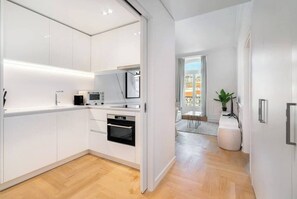 Kühlschrank, Mikrowelle, Ofen, Herdplatte