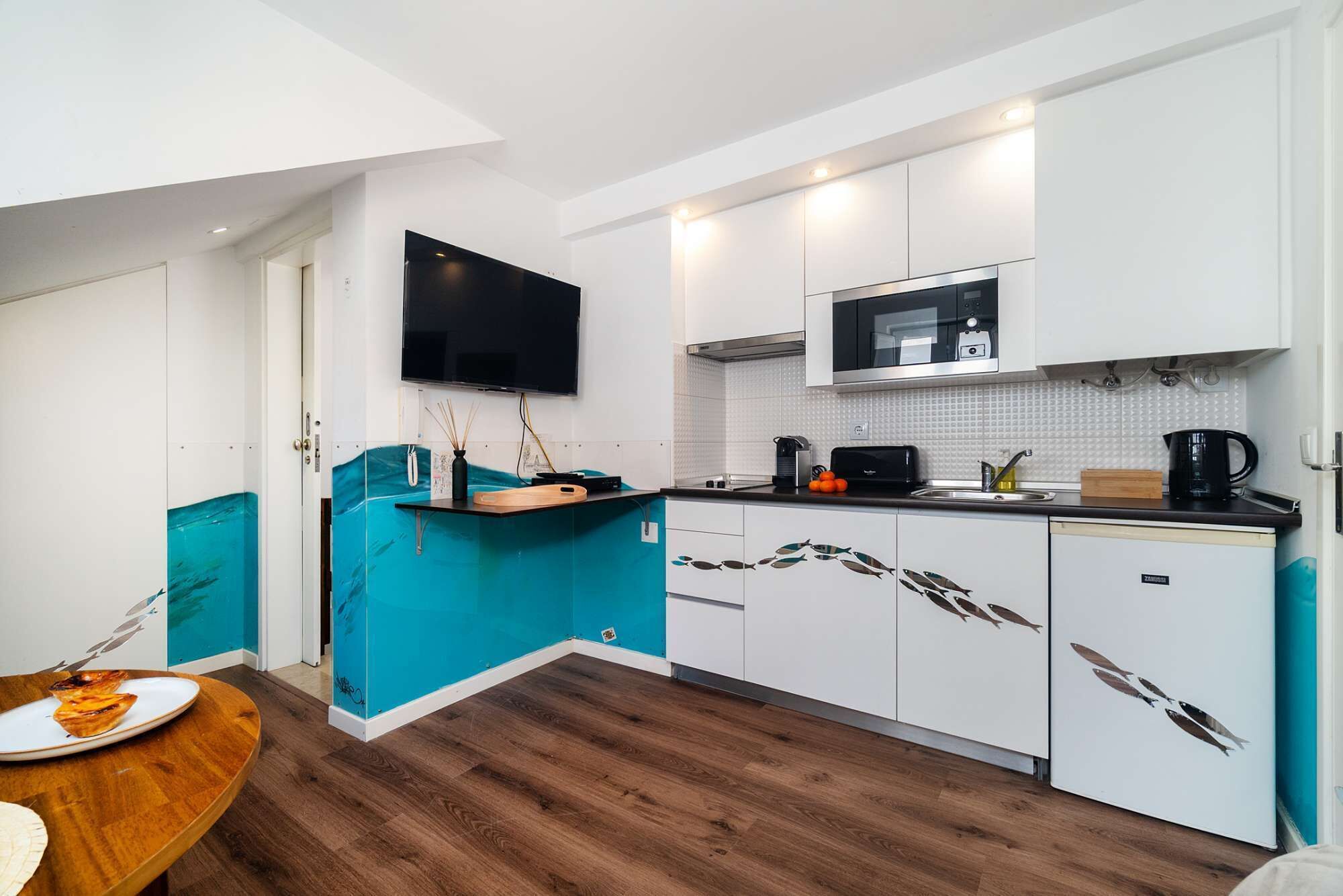 Een magnetron, een oven, een kookplaat, een koffiezetapparaat/waterkoker