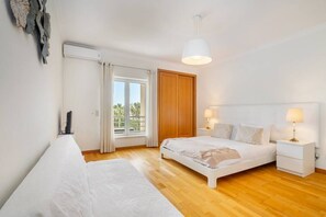 2 chambres, fer et planche à repasser, Wi-Fi, draps fournis