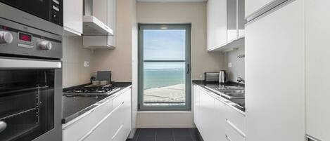 Een koelkast, een microgolfoven, een oven, een kookplaat