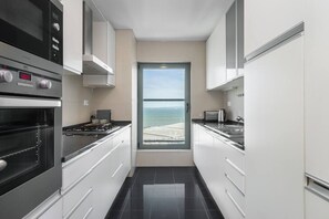 Fridge, microwave, oven, stovetop - Panoramic View w/ Elevator & View | Biz Traveler (Lisboa)