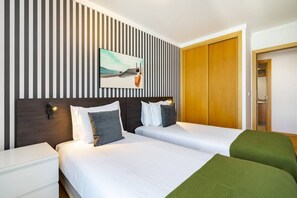 Tabla de planchar con plancha, cuna de viaje, wifi y ropa de cama 
