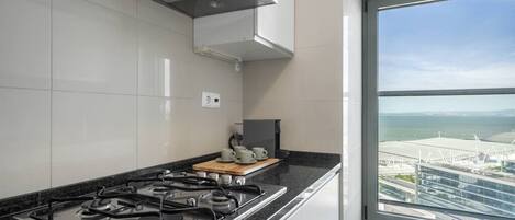 Frigorifero, microonde, forno, piano cottura