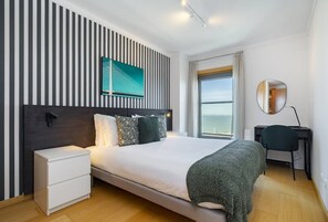 2 عدّة غرف نوم ومكواة/لوح كي وسرير سفر وواي فاي