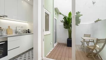 Een koelkast, een oven, een kookplaat, een vaatwasser