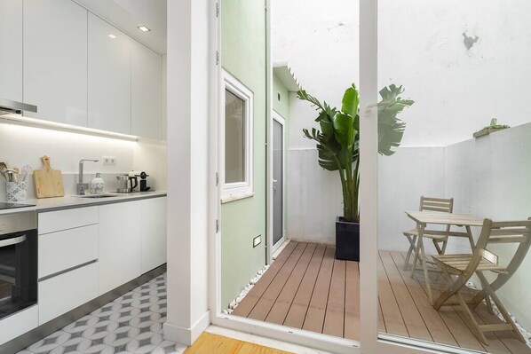 Fridge, oven, stovetop, dishwasher