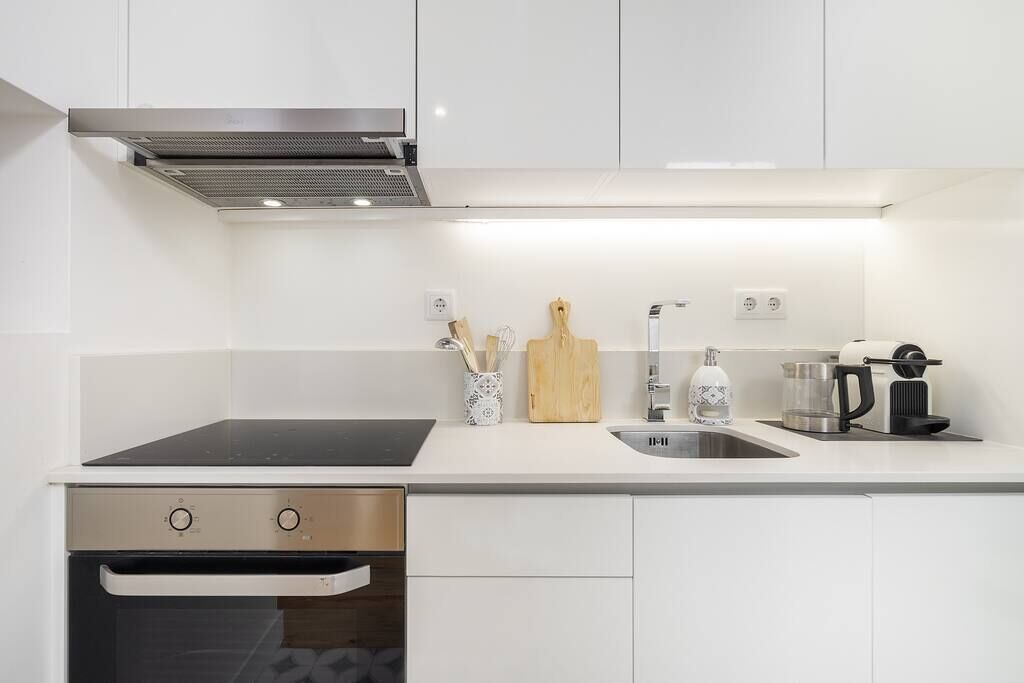 Een koelkast, een oven, een kookplaat, een vaatwasser