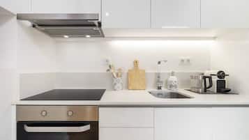 Een koelkast, een oven, een kookplaat, een vaatwasser