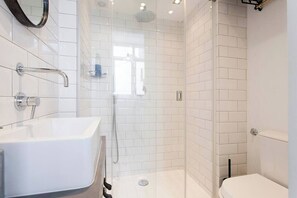 Shower, hair dryer - Chic studio apartment in Lisbon city centre (Lisboa)
