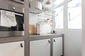 Kjøleskap, mikrobølgeovn, ovn og kokeplater