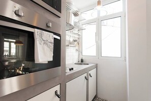 Réfrigérateur, four à micro-ondes, un four, surface de cuisson