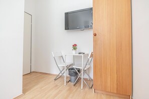 Basic Apartment | Seterika/papan seterika, Wi-fi percuma