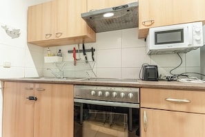 Basic Apartment | Dapur peribadi | Peti sejuk, ketuhar gelombang mikro, ketuhar, dapur